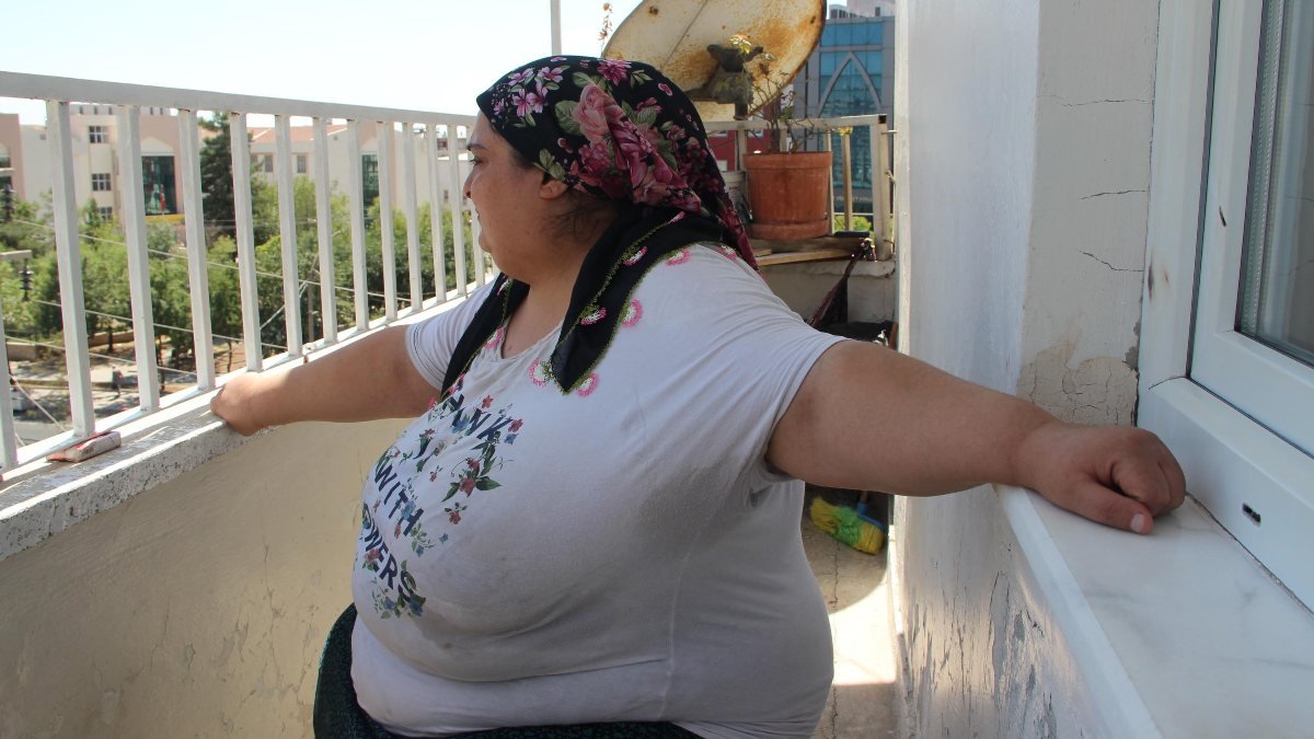 Diyarbakır’da kiloları nedeniyle evden çıkamayan kadın yardım istiyor