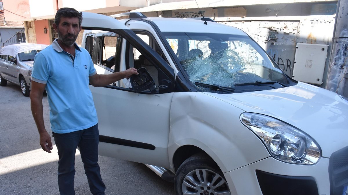 İzmir'de damat, kızına sahip çıkan babanın arabasını parçaladı