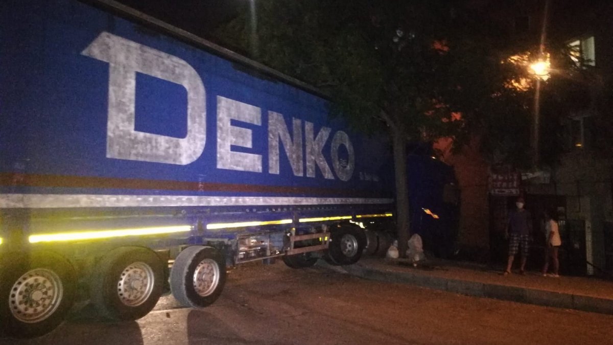 İzmir'de freni tutmayan tır, araçlara çarpıp bina bahçesine girdi