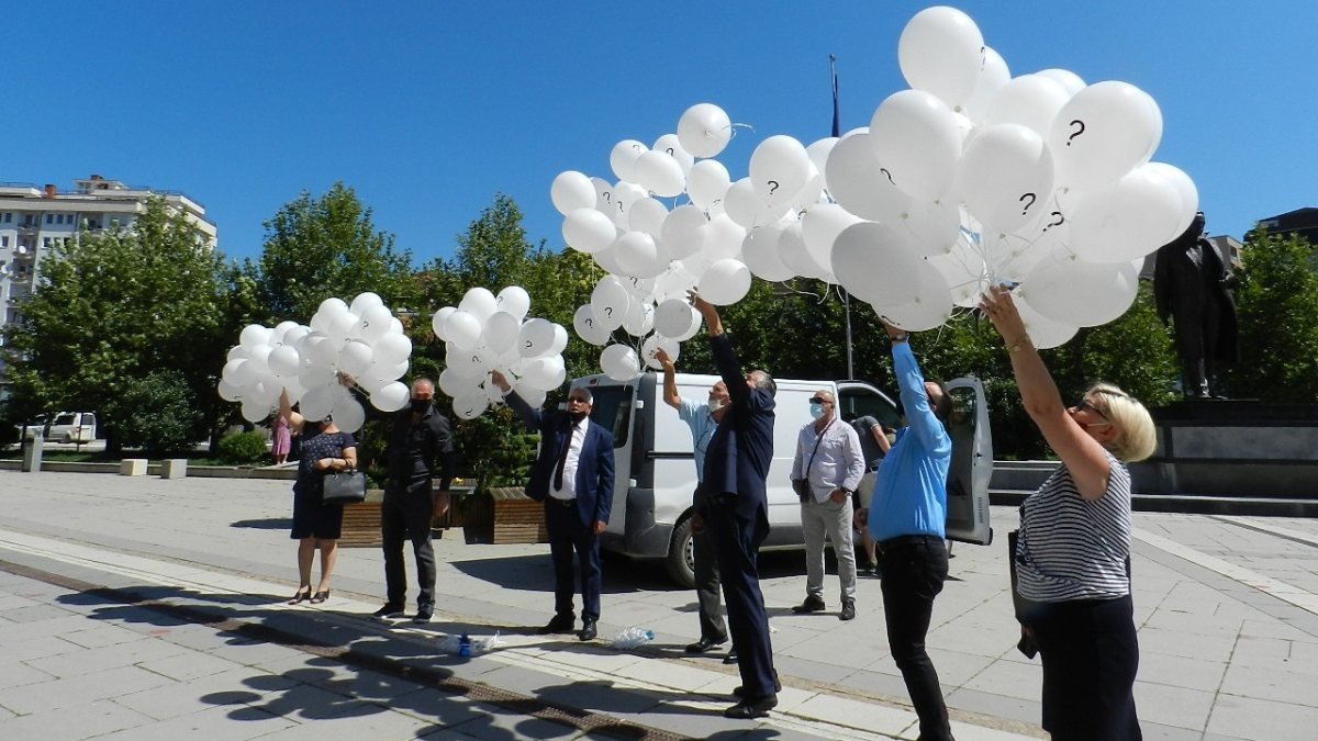 Kosova'da kayıplar için beyaz balon uçuruldu