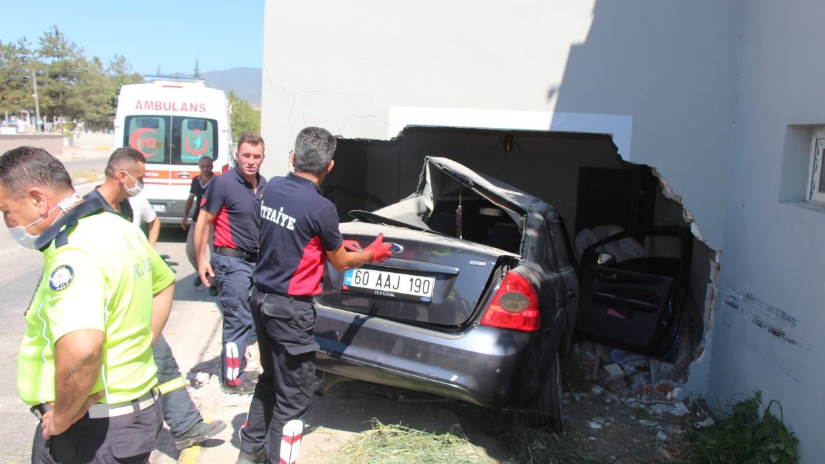 Tokat’ta otomobil yatak odasına girdi: 2 yaralı