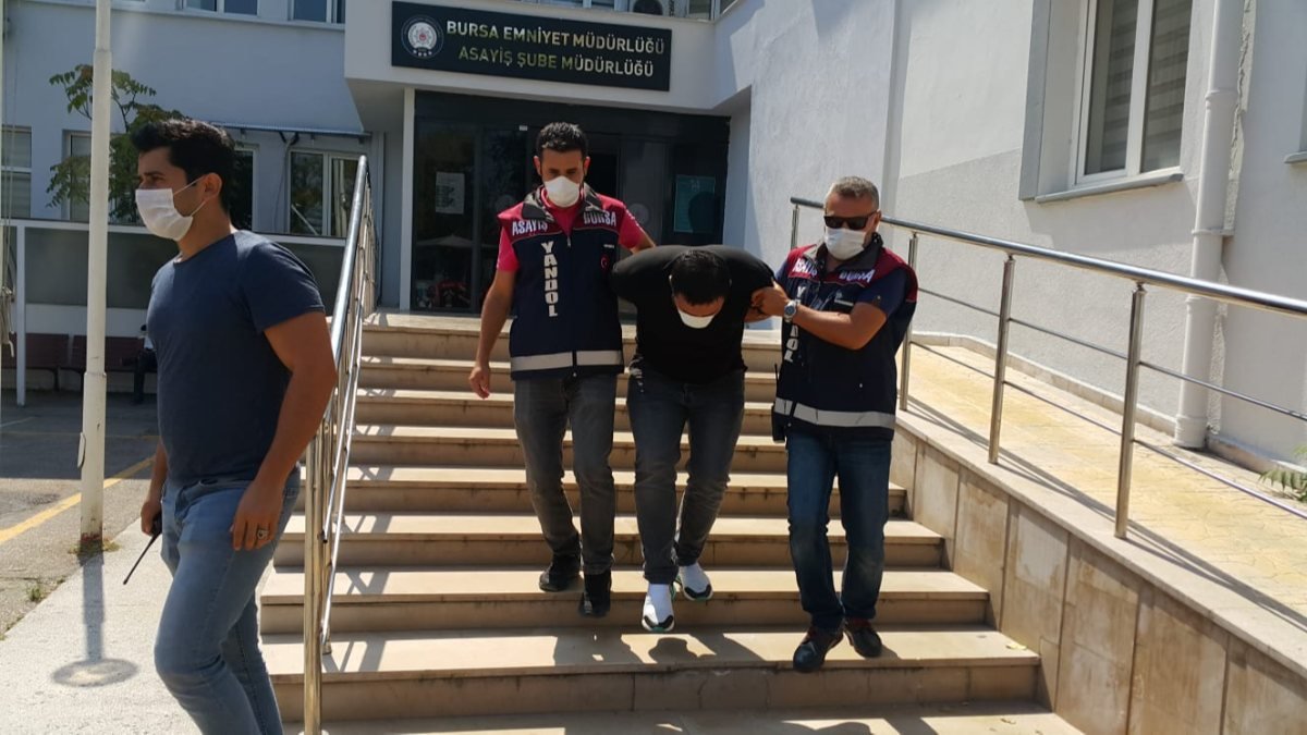 Bursa'da kendini savcı olarak tanıtan dolandırıcı yakalandı
