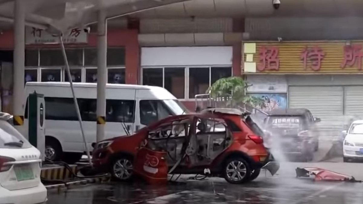 Çin'de bir elektrikli otomobil şarj esnasında patladı