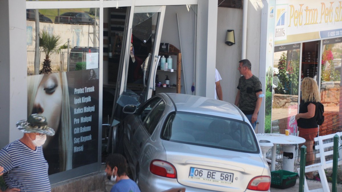 Bodrum'da otomobili park ederken kuaför dükkanına girdi
