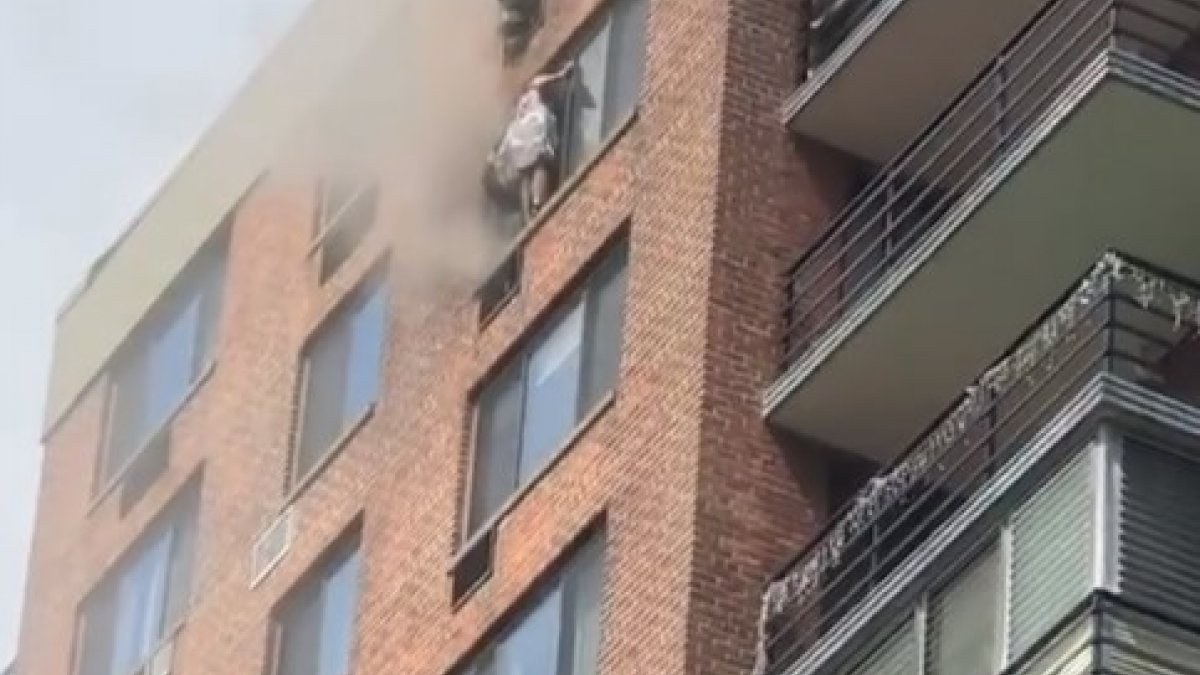 New York'ta itfaiye eri, 16. katta mahsur kalan kadını yangından kurtardı