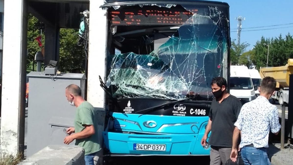 Kurtköy'de otobüs gişelere çarptı
