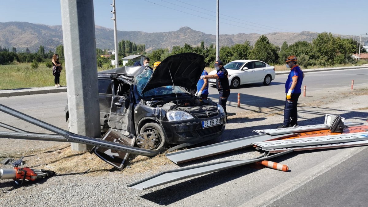 Afyonkarahisar'da otomobil yön levhası direğine çarptı: 1 ölü