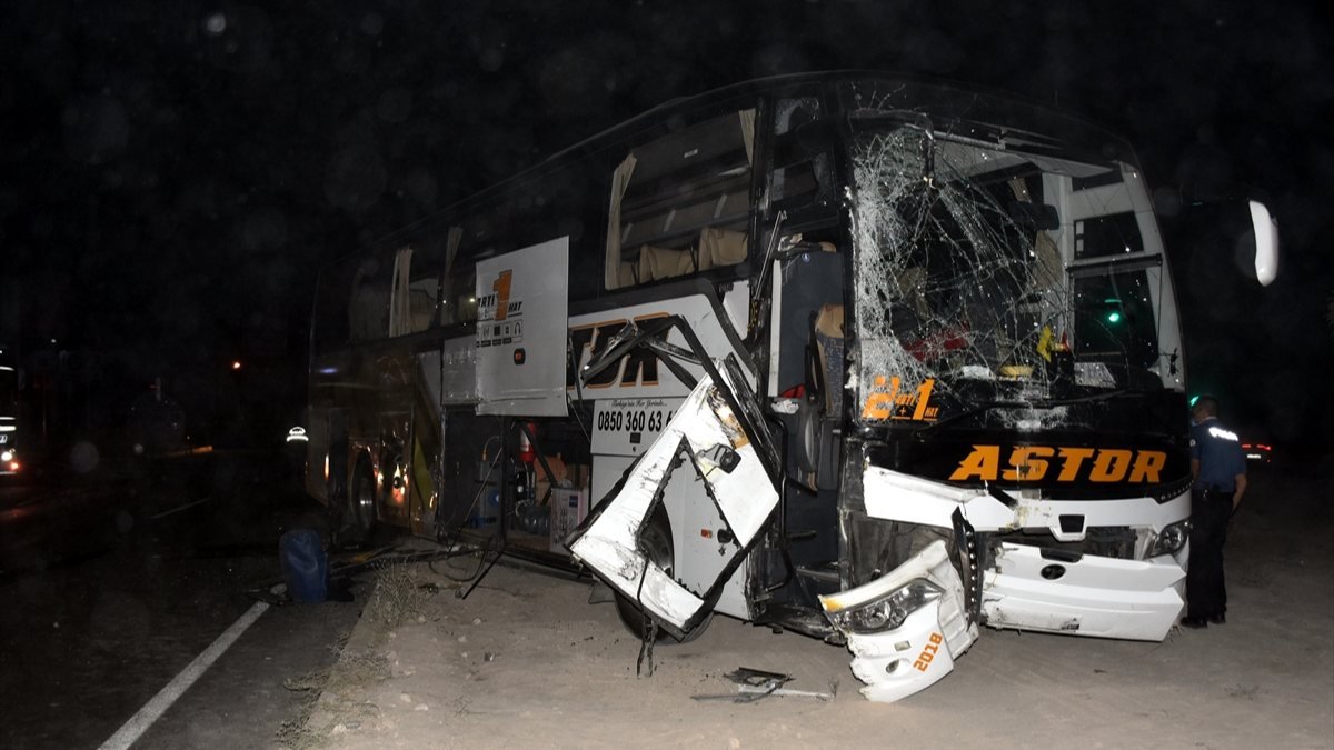 Aksaray'da yolcu otobüsüyle kamyon çarpıştı