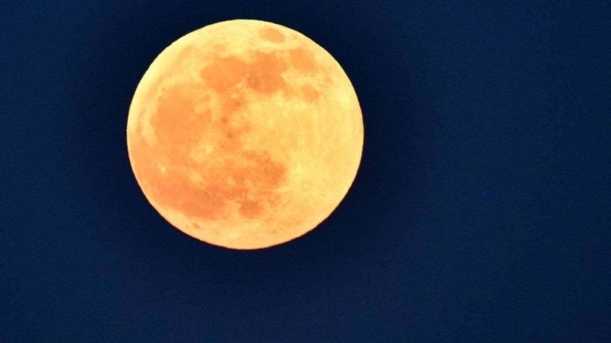 Bilim insanları: Ay, Dünya yüzünden paslanıyor