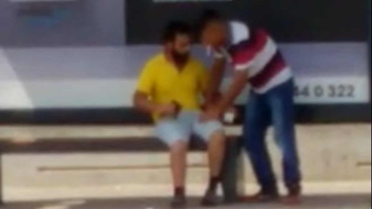 Adana'da dua kitabı satmaya çalıştığı engelliyi hırpalayıp gasbetti