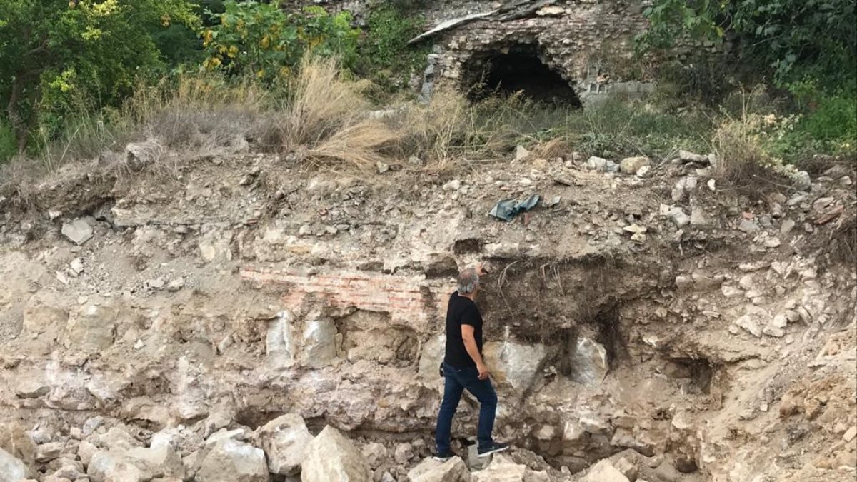 İzmit'teki inşaatın temel kazısında tarihi surlara zarar verildi