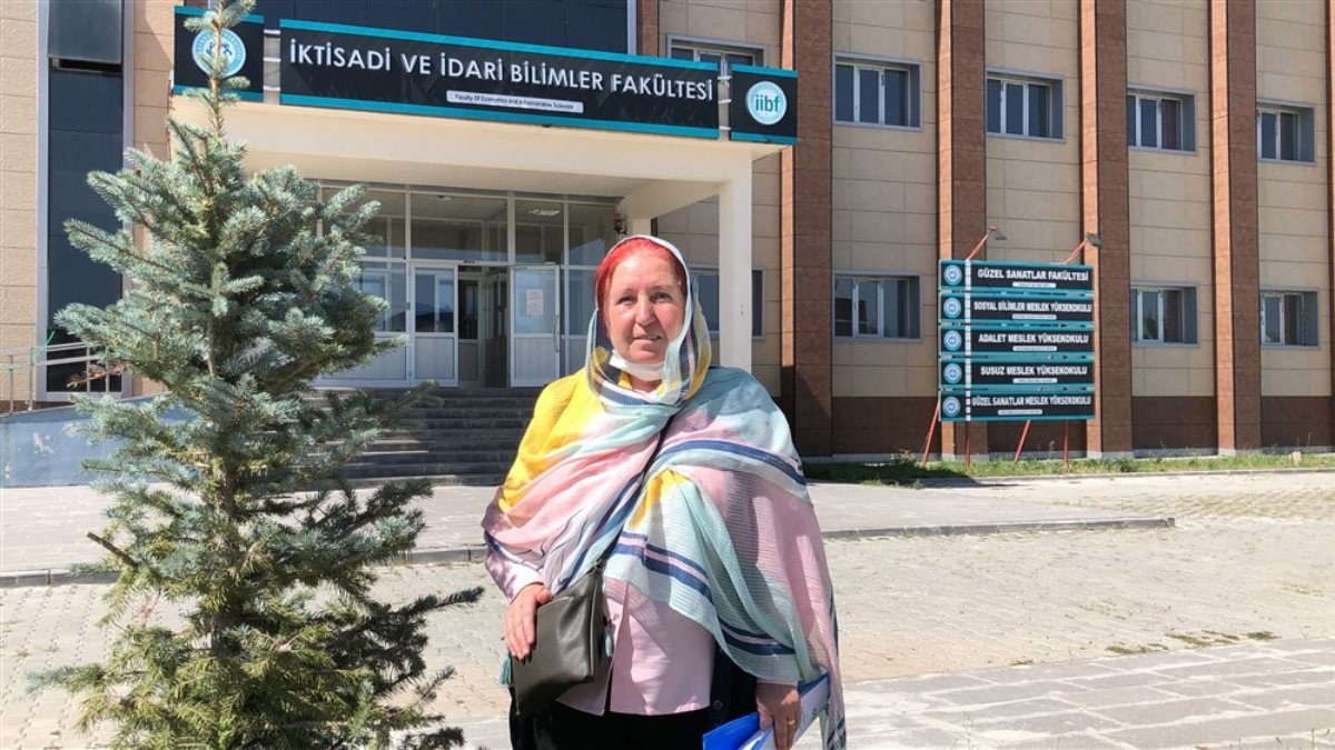 Kars'ta 65 yaşındaki Ayşen teyze, üniversiteli oldu