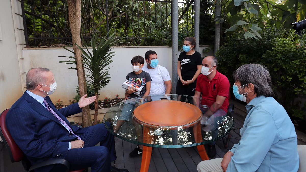 Cumhurbaşkanı Erdoğan, Çengelköy'de bir aileyi ziyaret etti