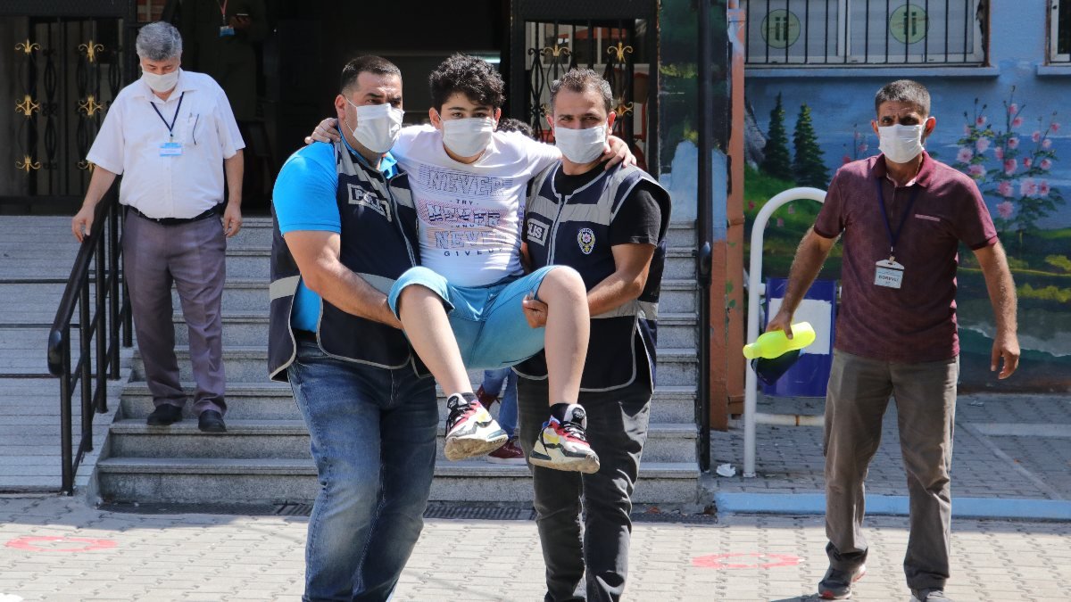 Adana'da polis, ayağı kırılan çocuğu sınava kucağında götürdü