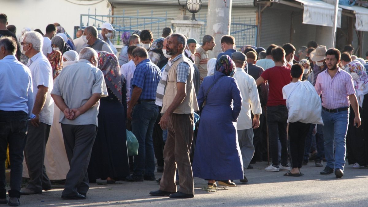 Diyarbakır'da kurulan pazarda sosyal mesafe unutuldu
