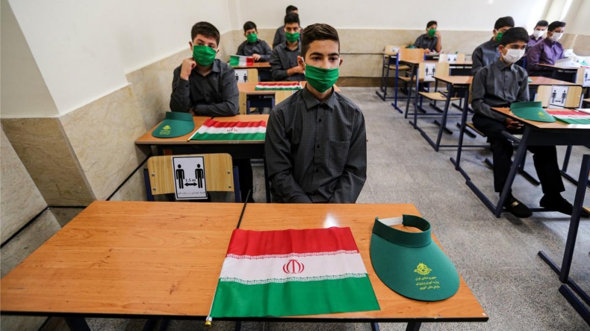 İran'da öğrencilerin okula gitme zorunluluğu kaldırıldı