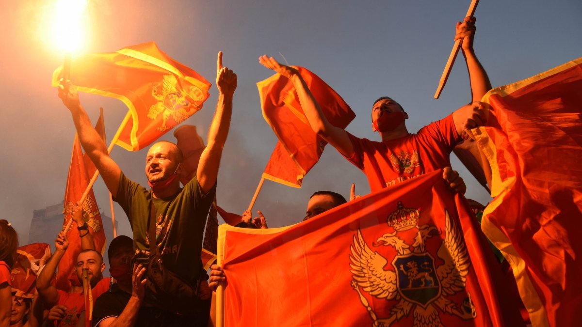 Karadağ’da Sırp ulusal sembollerini kullanan muhalifler protesto edildi