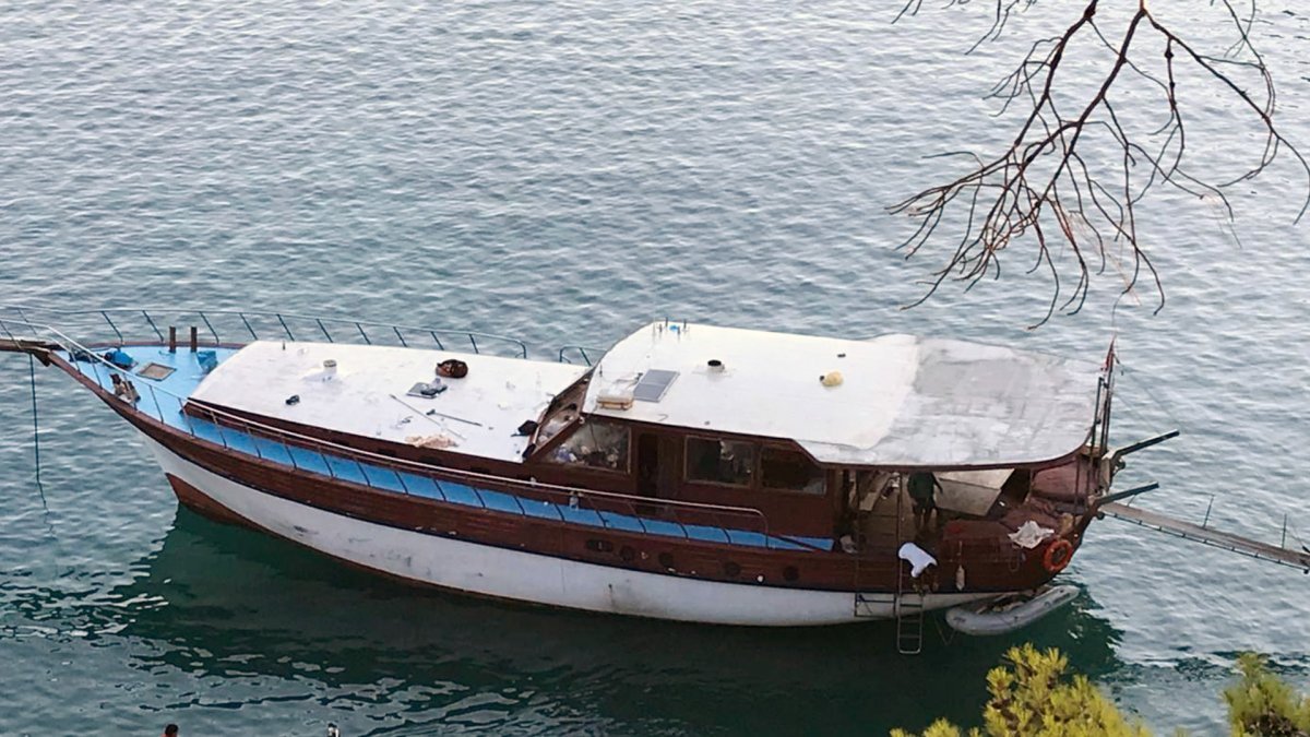 Antalya'da tur teknesinden 190 kaçak göçmen çıktı