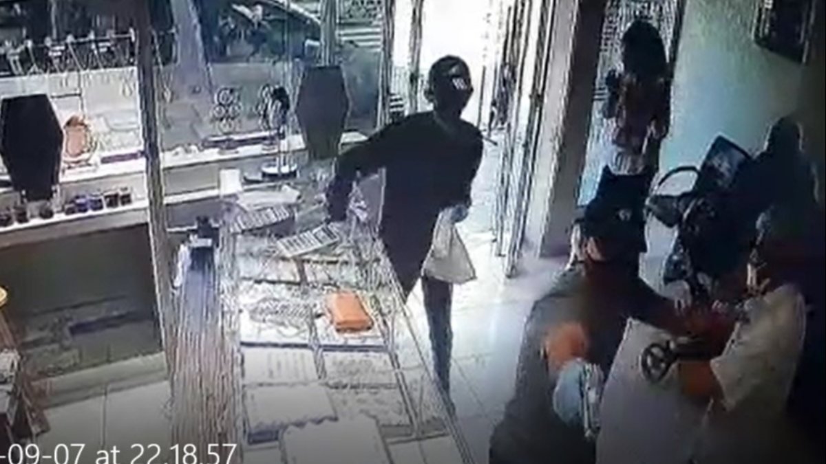 Adana'da iki soyguncu 29 saniyelik soygun yaptı