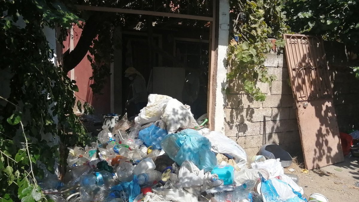 Manisa'da yaşlı adamın evinden 10 kamyon çöp çıktı