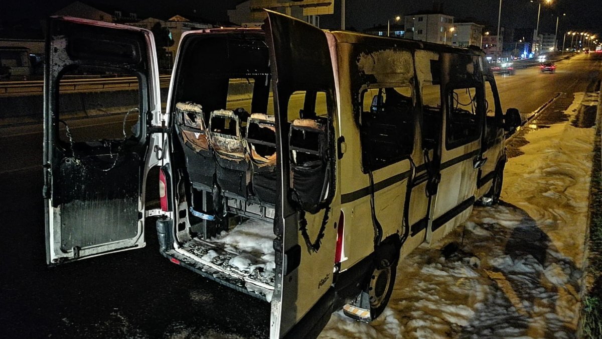 Kocaeli'de minibüs yanarak kül oldu
