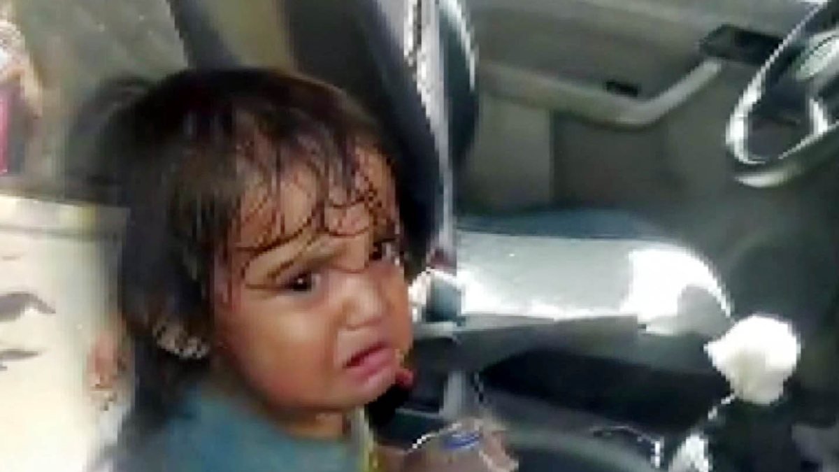 Şanlıurfa'da otomobilde bırakılan küçük kızı itfaiye kurtardı