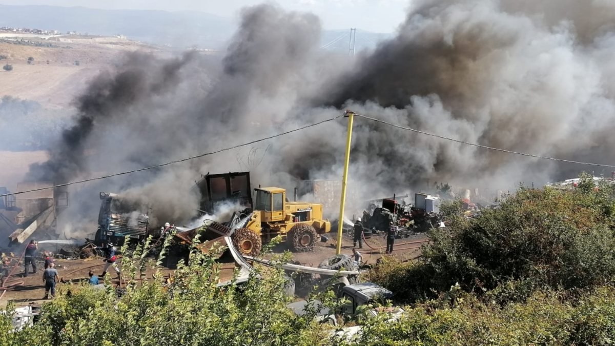 Kocaeli'de 20 hurda araç alevlere teslim oldu