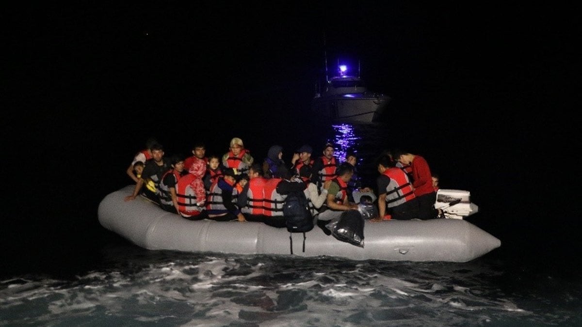 Çanakkale'de motoru arızalanan bottaki sığınmacıları sahil güvenlik kurtardı