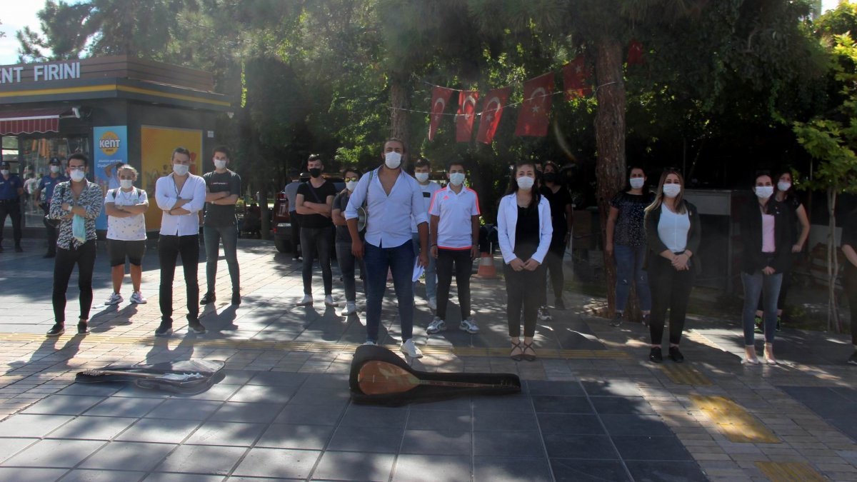 Kayseri'de canlı müziklerin yasaklanmasının ardından müzisyenler eylem yaptı