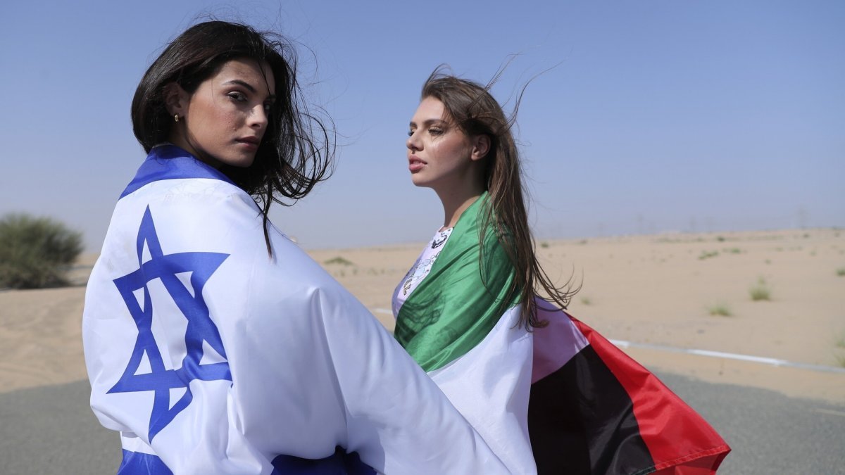 İsrailli model ilk defa BAE'de ülkesinin bayrağıyla çekim yaptı