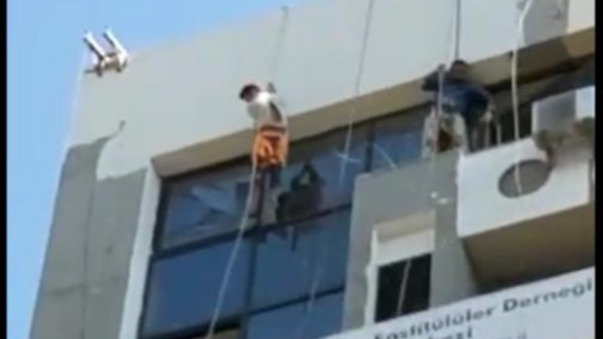 İzmir'de iskeletin halatı koptu: 2 işçi ölümden döndü
