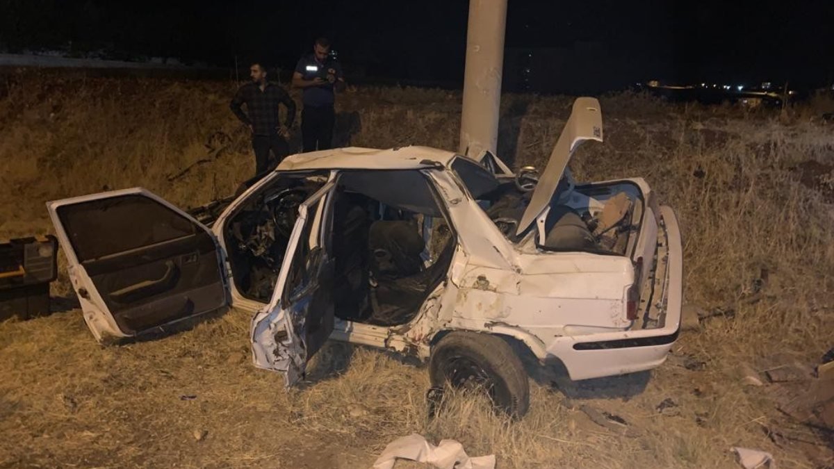 Adıyaman Kahta'da otomobil, önce tabelaya sonra direğe çarptı: 3 yaralı