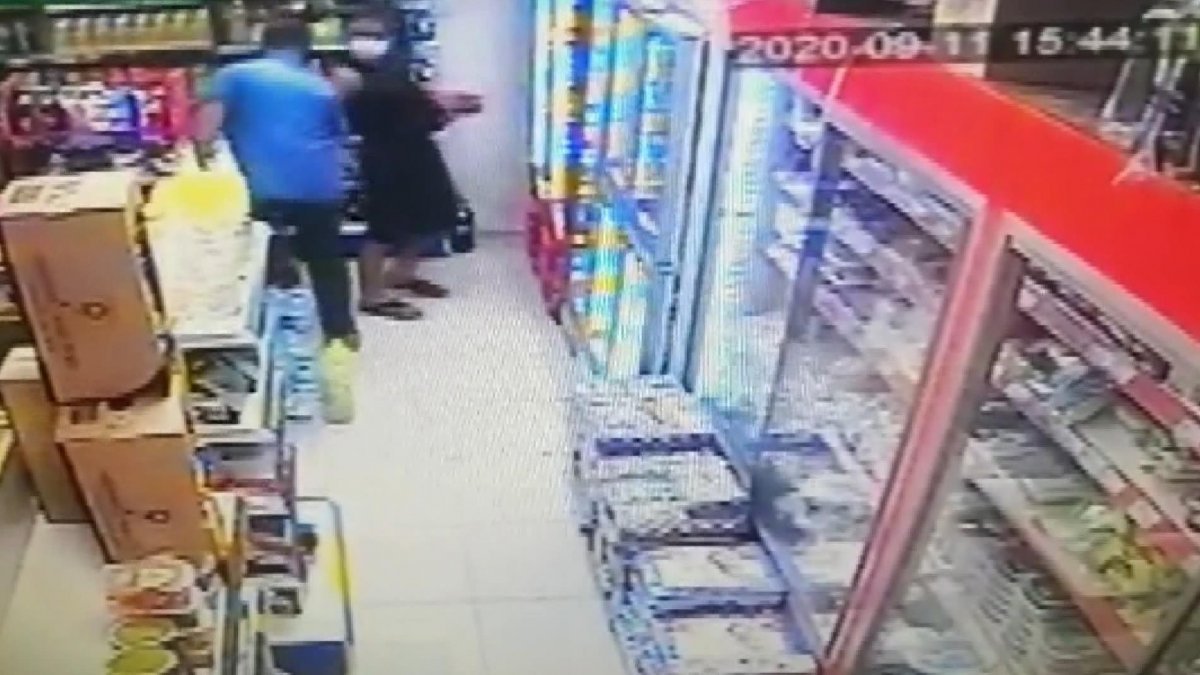 Avcılar'da marketteki kadının tacize uğradığı an