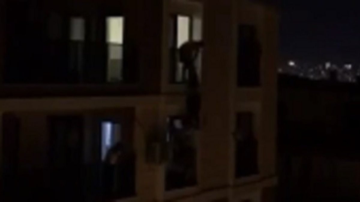 İzmir'de balkondan atlamaya kalkan kadını alt kattaki genç kurtardı