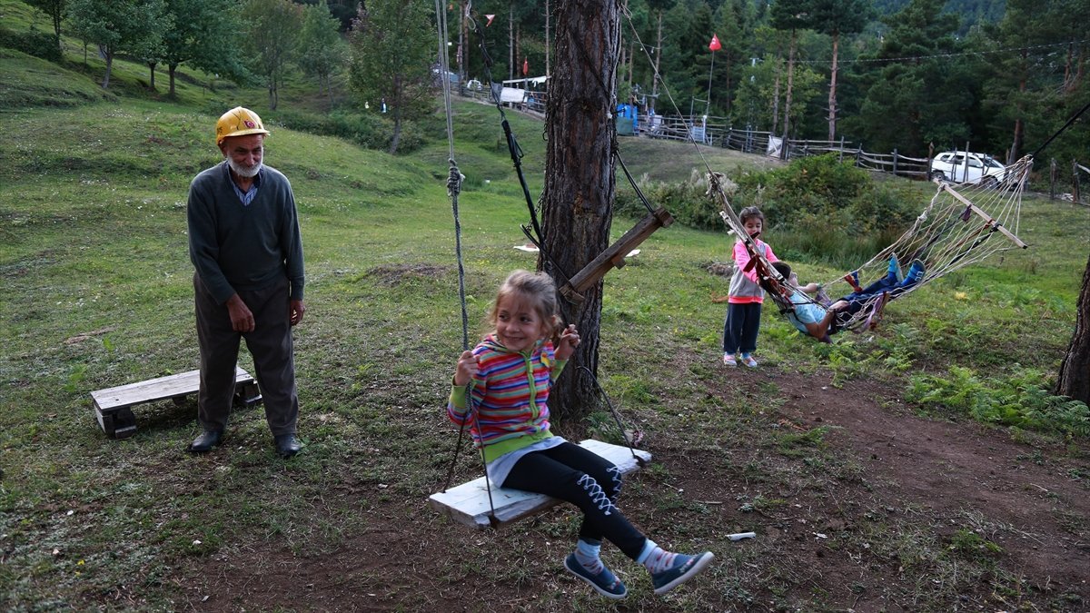 Artvin'de 10 dönümlük bahçesini çocuk parkına dönüştürdü