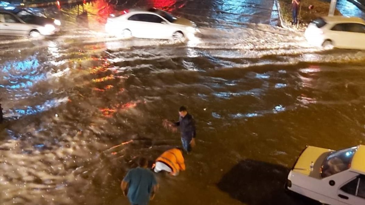 Aydın'da sağanak yağış vatandaşlara zor anlar yaşattı