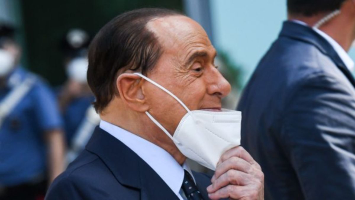 Silvio Berlusconi koronayı yendi