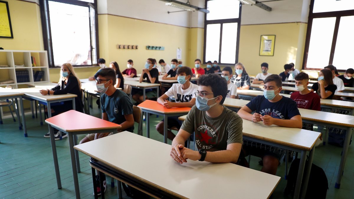 İtalya'da okullar koronavirüs gölgesinde açıldı