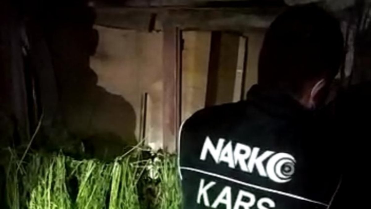 Kars'ta çamaşır ipinde kurutulmaya bırakılan uyuşturucu bulundu