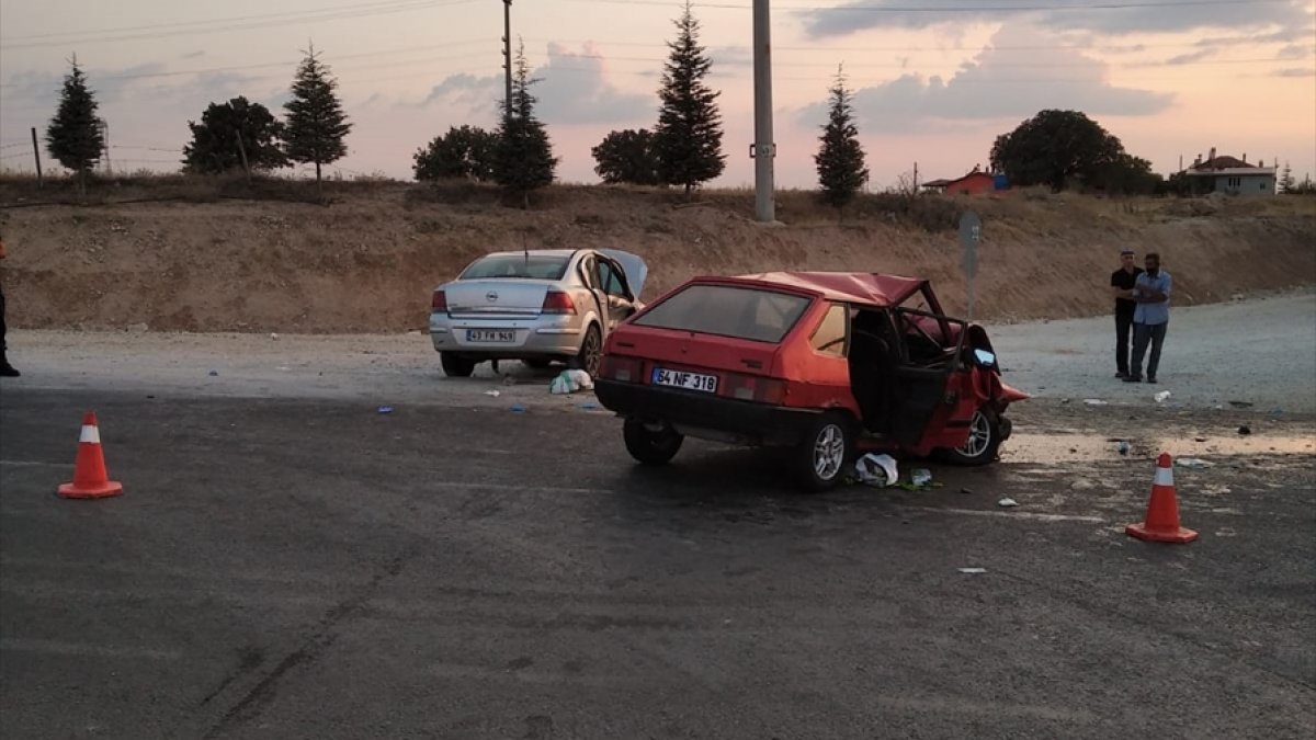 Uşak'ta iki araç çarpıştı: 1 ölü 7 yaralı