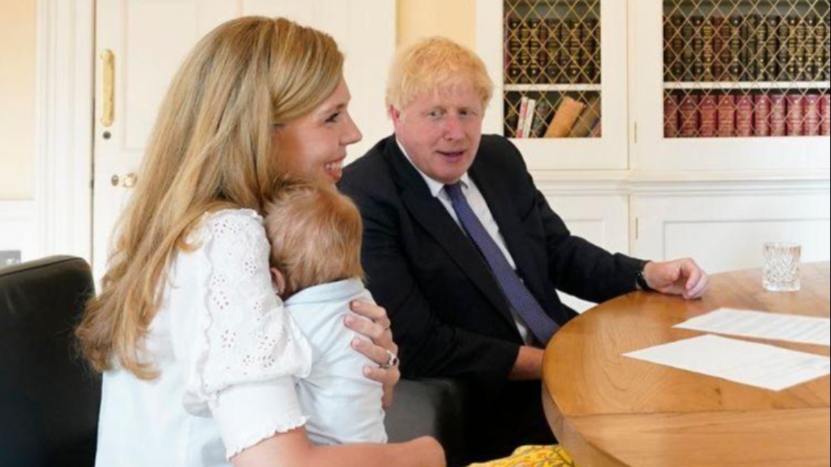İngiltere Başbakanı Johnson'ın oğlu için gizli vaftiz törenine tepki