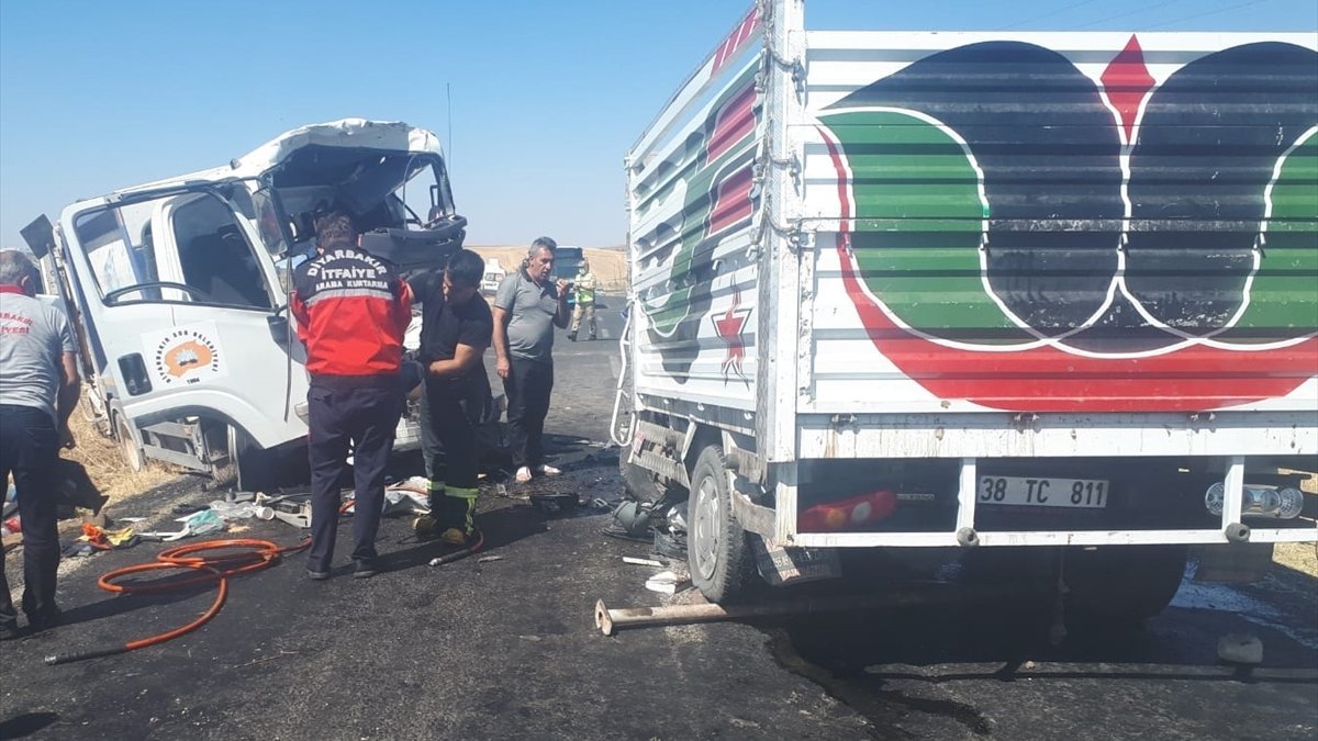 Diyarbakır'da temizlik aracı ile kamyonet çarpıştı: 2 ölü, 2 yaralı