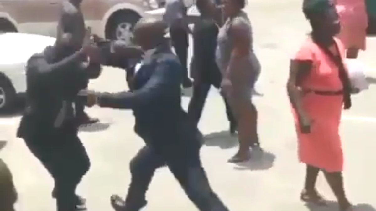 Gine Devlet Başkanı Alpha Conde, Çalışma Bakanı'nı sokak ortasında tekme tokat dövdü