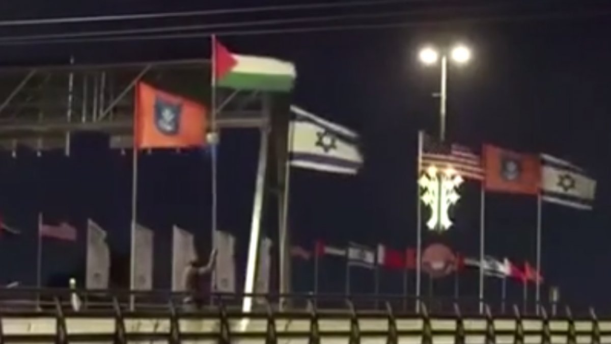 İsrailli aktivistler, BAE ve Bahreyn bayrakları yerine Filistin bayrağını astı