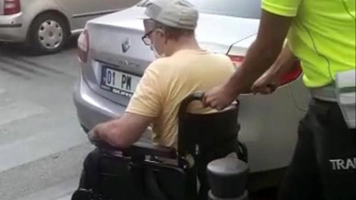 Adana'da yaya geçidine park edilen araç engelli vatandaşa engel oldu