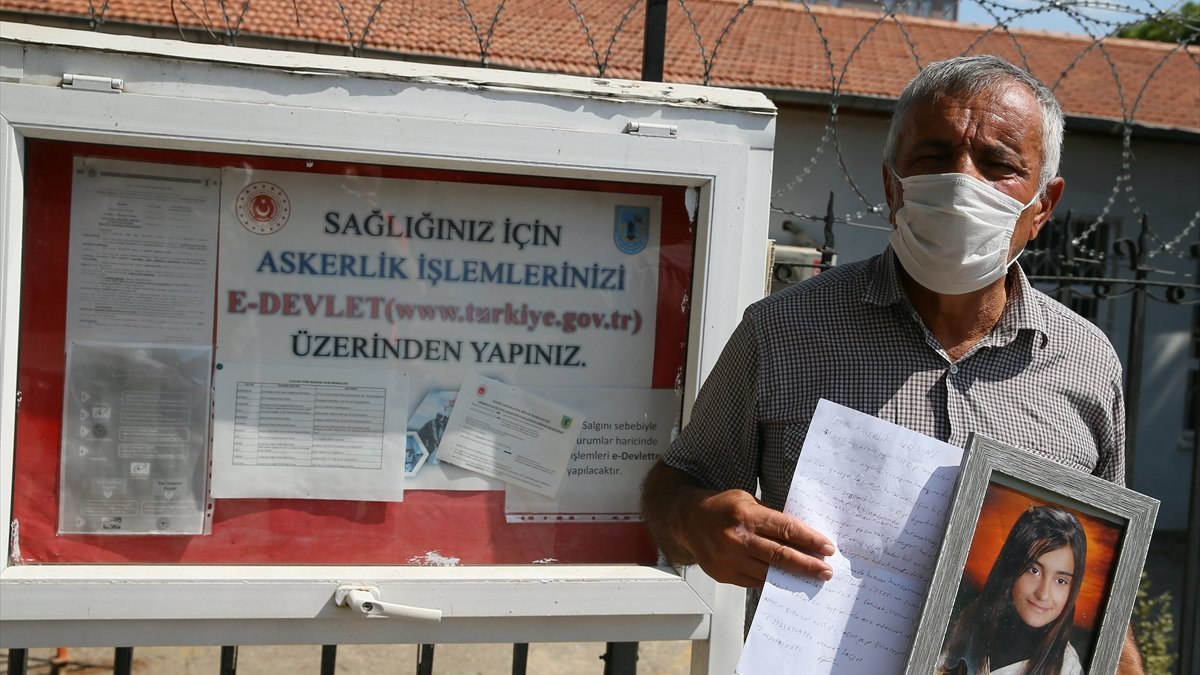 İzmir'de evlat nöbeti tutan baba, gönüllü askerlik başvurusu yaptı
