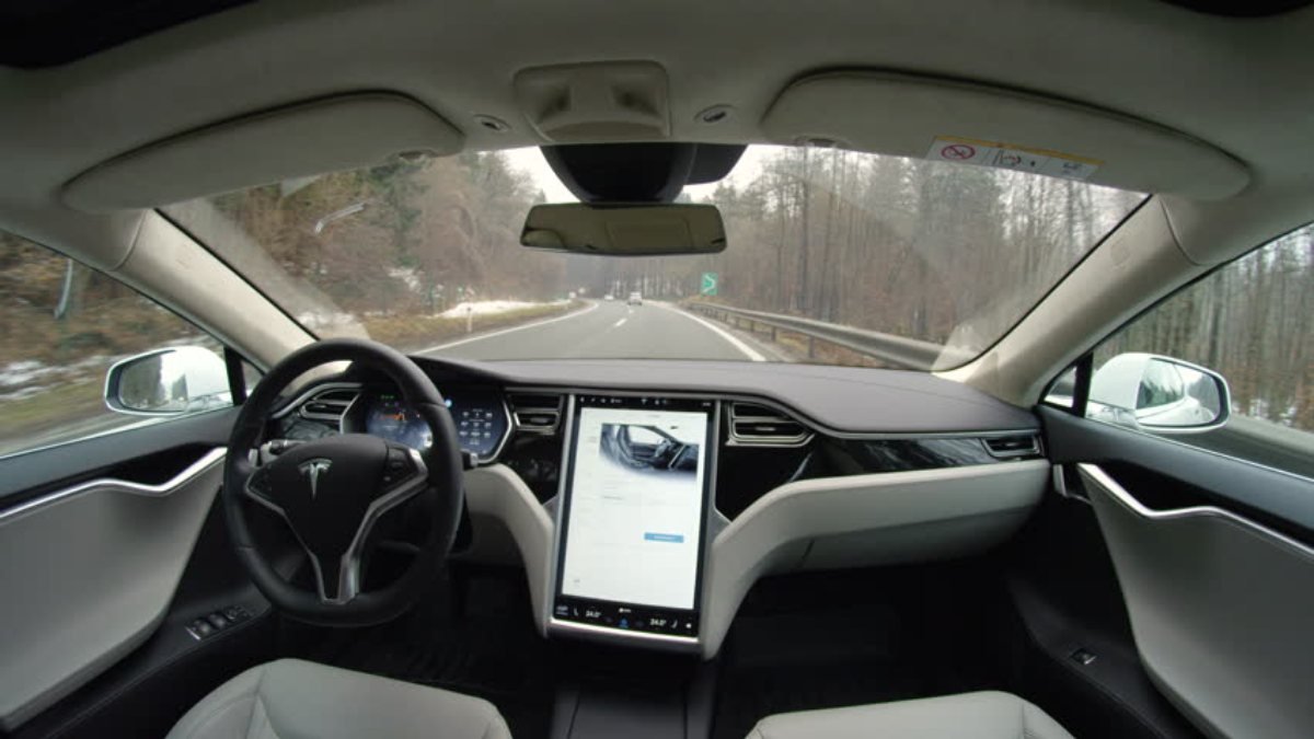 Kanada'da polis, Tesla sürücüsünü otobanda koltukta uyurken yakaladı