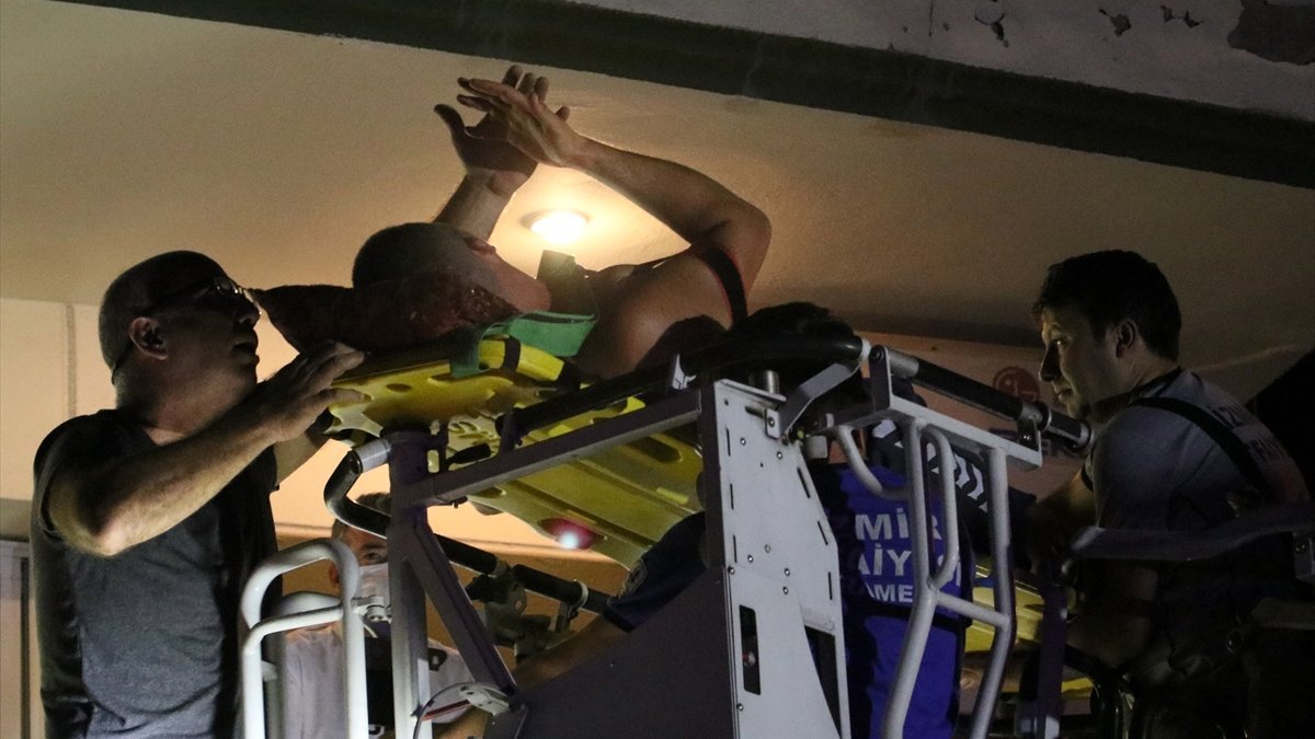 İzmir'de alkollü şahıs, 5. kattan tenteye düştü
