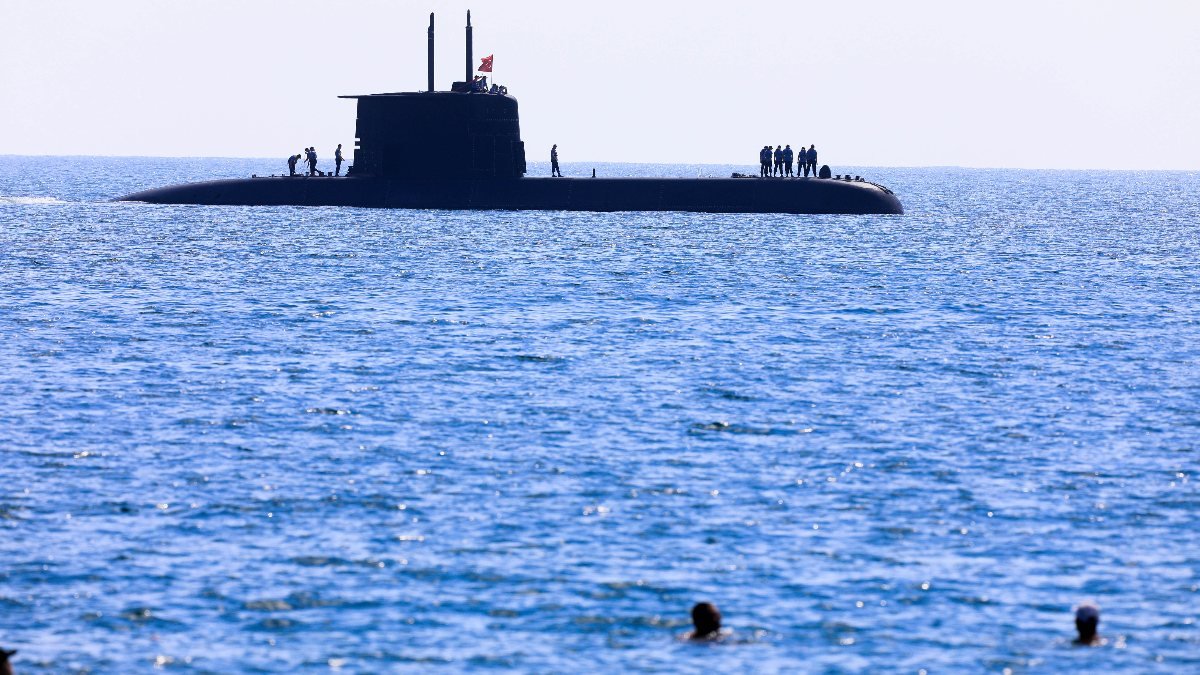 Antalya açıklarındaki denizaltı ilgiyle izlendi