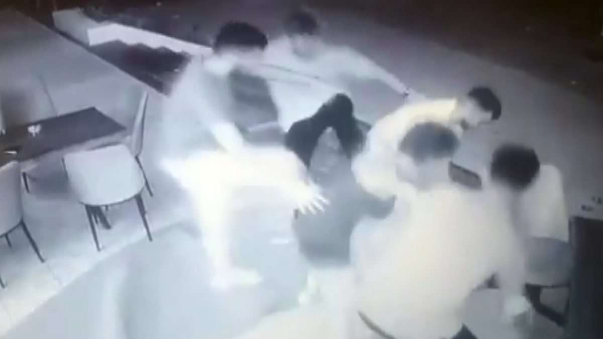 Antalya'da alacağını isteyen pizzacıyı ailesinin yanında dövdüler
